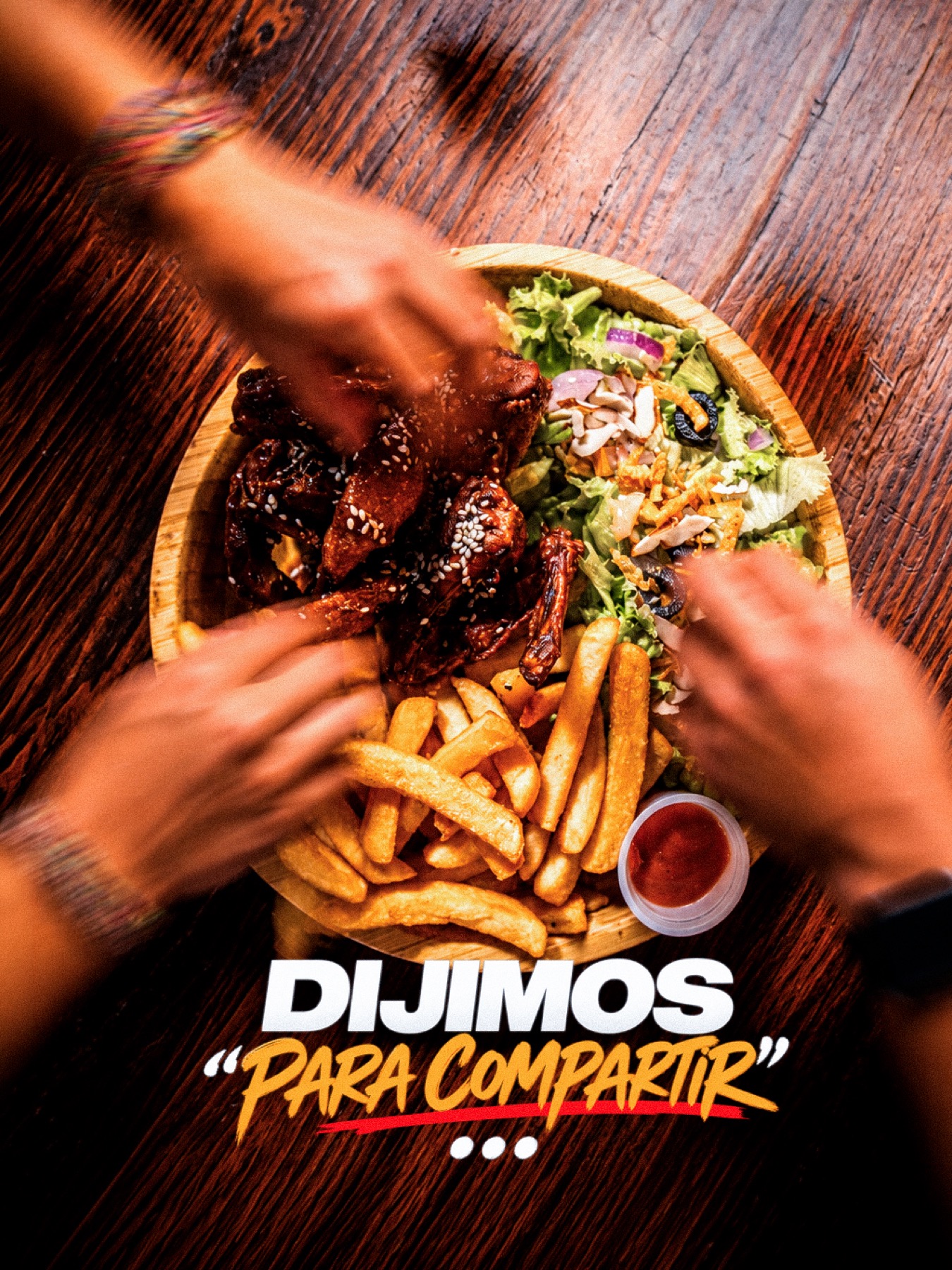 Alitas, ensalada y papas para compartir